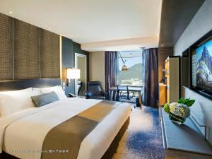 香港帝京酒店的酒店客房设有一张大床和一台电视。