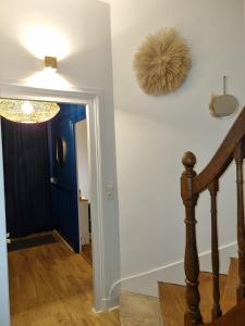 奥尔良Maison de charme - accès autonome的走廊上设有蓝色门的楼梯