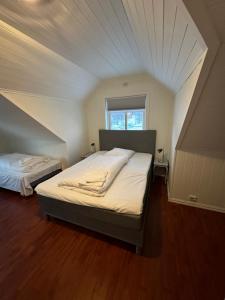 Mefjordvær布里格峡湾酒店的带阁楼的客房内的两张床