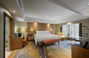 吉隆坡吉隆坡洲际酒店的配有一张床和一张书桌的酒店客房