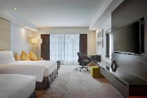 吉隆坡吉隆坡洲际酒店的酒店客房设有两张床和一台平面电视。