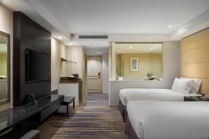吉隆坡吉隆坡洲际酒店的酒店客房设有两张床和电视。