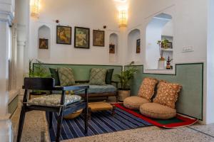 斋浦尔Sum Jaipur的客厅配有沙发和椅子