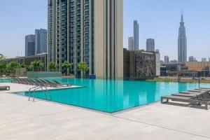 迪拜Frank Porter - Downtown Views II T3的一座蓝色海水的大型游泳池