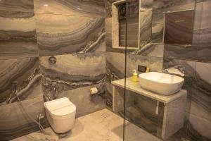 KondivliWhite Sand Beach Resort的一间带卫生间和水槽的浴室