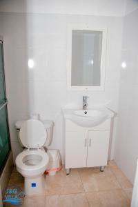 海地角J&G Villa Hotel的白色的浴室设有卫生间和水槽。