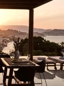 阿凯松阿南塔蓝色公寓的一张桌子和酒杯,享有海景