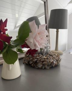 霍克赫斯特Mulberry Studio的花瓶桌子和灯