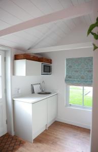 霍克赫斯特Mulberry Studio的白色的厨房设有水槽和窗户