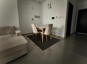 马斯喀特Cozy Apartment in Boshar的客厅配有桌椅和沙发