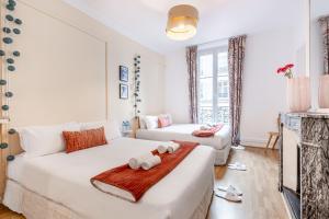 巴黎Sweet Inn - Lescot的客厅配有白色的沙发和桌子