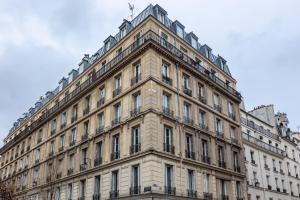 巴黎Sweet Inn - Lescot的一座大型建筑的侧面设有窗户