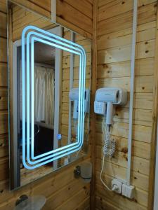 巴统Kottage anania的浴室设有镜子和照明灯。