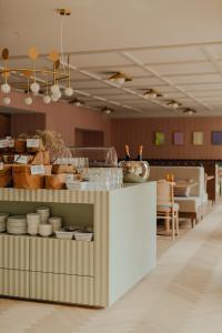 萨尔茨堡Hotel Zum Hirschen Salzburg的餐厅设有柜台,供应菜肴