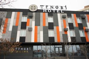 阿克套Tengri Hotel的前面有标志的酒店