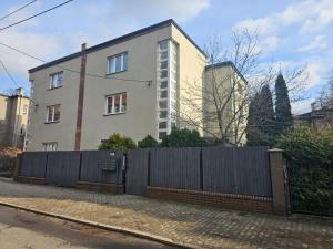 霍茹夫URBAN APARTMENTS Premium No 3 Chorzów Katowice, FREE PRIVATE PARKING的前面有围栏的房子