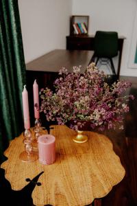 泰斯Hotel Thethi的一张桌子,上面放着花瓶和两根蜡烛