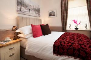 梅尔罗斯Bank View的卧室设有红色和白色的床和窗户。
