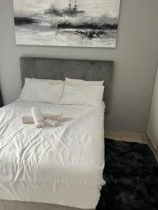拉莫西A quintessential work-relax space的一张白色的床,上面有两条毛巾