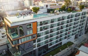 芭堤雅市中心Amethyst Hotel Pattaya的享有带游泳池的建筑的空中景致