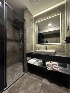 斯科普里Hotel Macedonia Square的一间带水槽和镜子的浴室