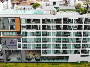 芭堤雅市中心Amethyst Hotel Pattaya的享有带游泳池的建筑的空中景致