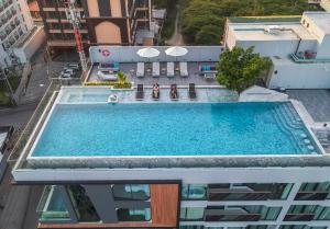 芭堤雅市中心Amethyst Hotel Pattaya的大楼顶部游泳池的顶部景色