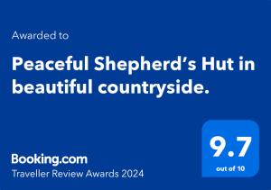 林利斯戈Peaceful Shepherd’s Hut in beautiful countryside.的美丽的乡村中,一个蓝色的标志,上面写着宁静的牧羊人小屋
