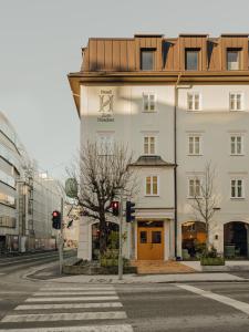 萨尔茨堡Hotel Zum Hirschen Salzburg的一条城市街道上一条有人行道的白色大建筑