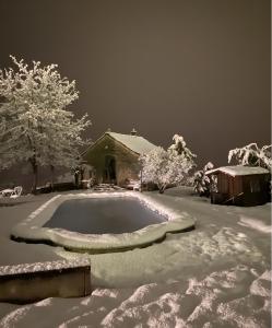 IpiésBorda de Fadrín的雪覆盖的院子,设有游泳池