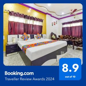 乌代浦FabExpress Relax Inn I, Udaipur的一间酒店客房,房间内设有两张床