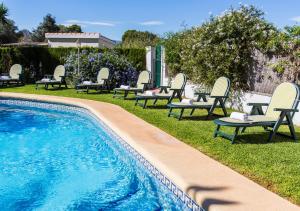 德尼亚Casa Segaria的游泳池旁设有躺椅和椅子