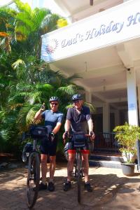 马特莱Dad's Holiday Home的两个人站在一家酒店前面,骑着自行车