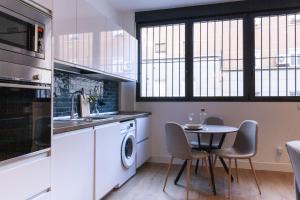 马德里Simancas by SharingCo的厨房配有洗衣机和桌子