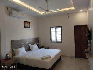 钦奈RedFox Hotel-T.Nagar的卧室设有一张白色大床和一扇窗户。