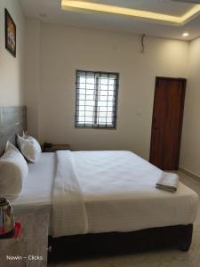 钦奈RedFox Hotel-T.Nagar的卧室配有一张大白色床和窗户