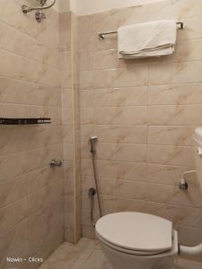 钦奈RedFox Hotel-T.Nagar的一间带卫生间和淋浴的浴室