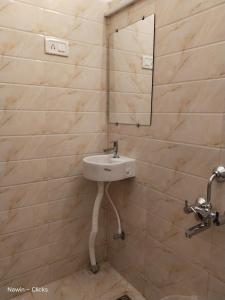 钦奈RedFox Hotel-T.Nagar的一间带水槽和镜子的浴室