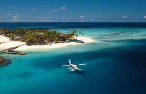 FushifaruFushifaru Maldives - 50 percent discount on transfers till 30 Sep 2024 on FB & AI for 04 nights or above的飞机飞越海洋的一个岛屿