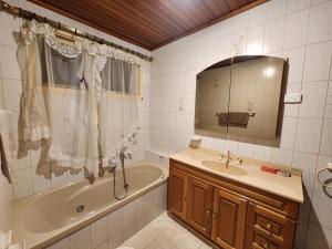 MulgraveRelax, Refresh, Rejuvenate in Luxury and Convenience的带浴缸、水槽和镜子的浴室
