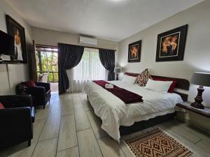 圣卢西亚内迪扎旅馆和卡巴纳斯的一间带大床的卧室和一间客厅