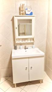 罗安达CASA NATALIA - Guesthouse的浴室设有白色水槽和镜子