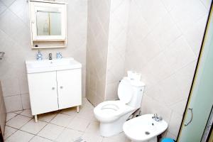 罗安达CASA NATALIA - Guesthouse的白色的浴室设有卫生间和水槽。