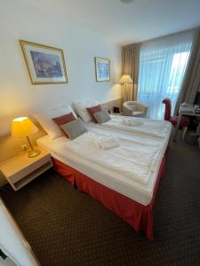 布拉格Hotel Oáza Praha的一间位于酒店客房内的带大床的卧室