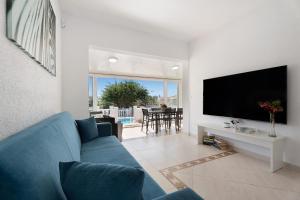 卡亚俄萨尔瓦赫Villa Milena的客厅配有蓝色的沙发和电视