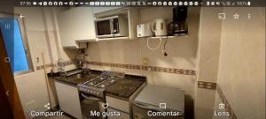 布宜诺斯艾利斯Hermoso departamento en el corazón de Recoleta的一间带炉灶和微波炉的小厨房