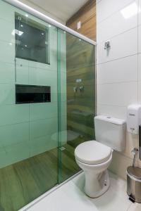阿拉亚尔达茹达Hotel Pousada Tribalista的一间带卫生间和玻璃淋浴间的浴室