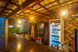 阿拉亚尔达茹达Hotel Pousada Tribalista的酒吧配有2台冰箱和饮料冰箱