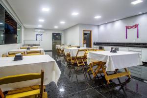 阿拉亚尔达茹达Hotel Pousada Tribalista的餐厅里一排桌椅