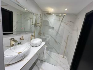 阿尔斯特Lou et Hans的白色的浴室设有水槽和镜子